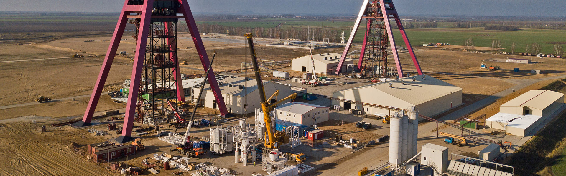 El pozo de la mina Nezhinsky implicó el desarrollo de dos pozos de congelación de 700 m con revestimientos tubulares de hormigón y acero, y aproximadamente 9.000 m de excavaciones horizontales.